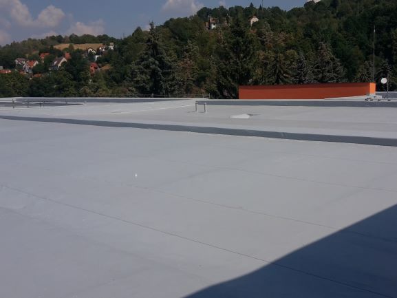 střecha ZŠ v Českém Krumlově