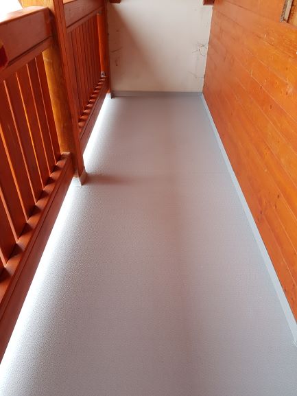 balkón s pochozí fólií