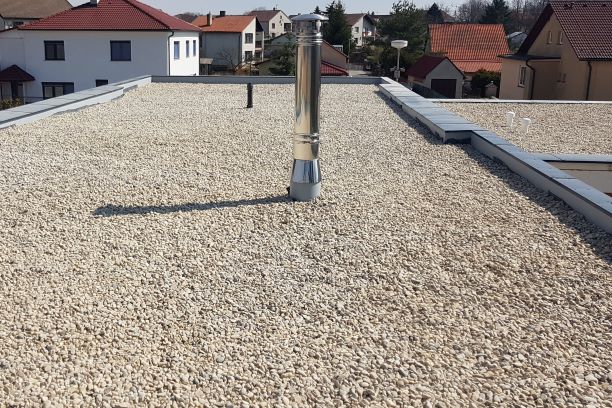 střecha přitížená kačírkem